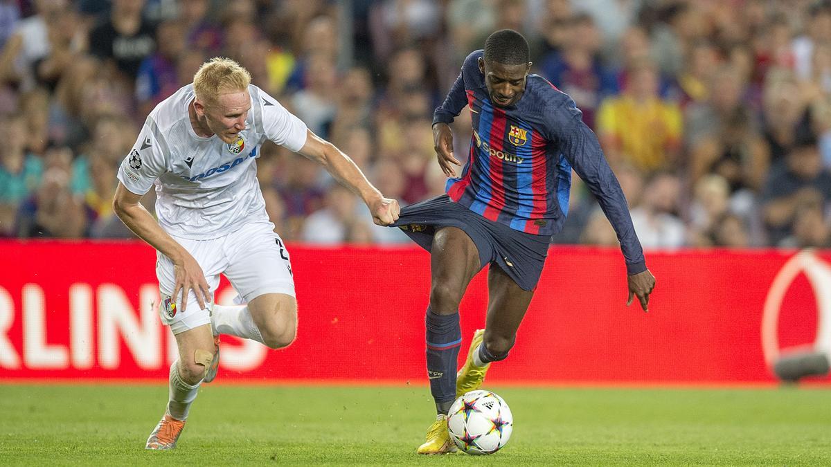 Barcelona 07.09.2022. Deportes. Dembelé trata de superar a Jemelka que le agarra del pantalón durante el partido de la fase de grupos de la liga de campeones entre el FC Barcelona y el Viktoria Pilsen en el Camp Nou. Fotografía de Jordi Cotrina