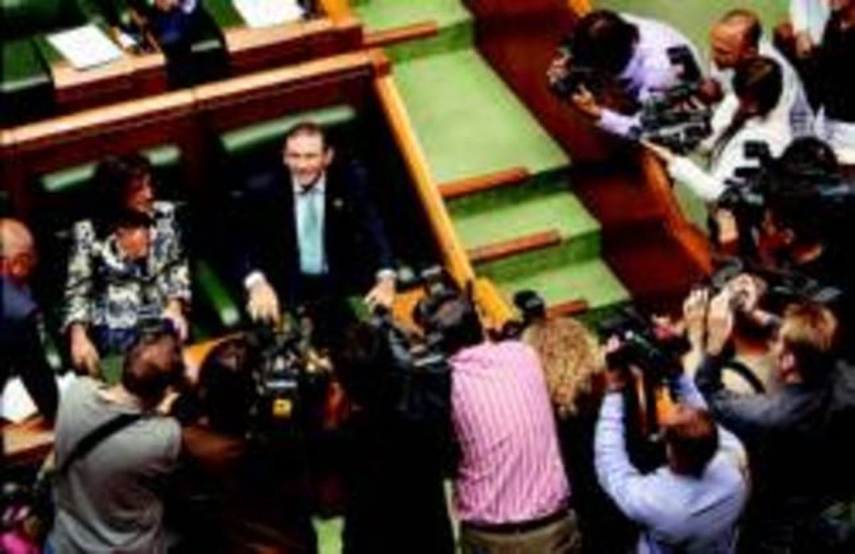 Ibarretxe i la vicelehendakari, Idoia Zenarruzabeitia, abans del ple del Parlament basc, ahir a Vitòria. Ibarretxe i la vicelehendakari, Idoia Zenarruzabeitia, abans del ple del Parlament basc, ahir a Vitòria.