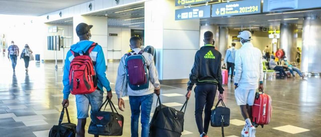 Menores migrantes son trasladados a Cataluña desde Canarias.