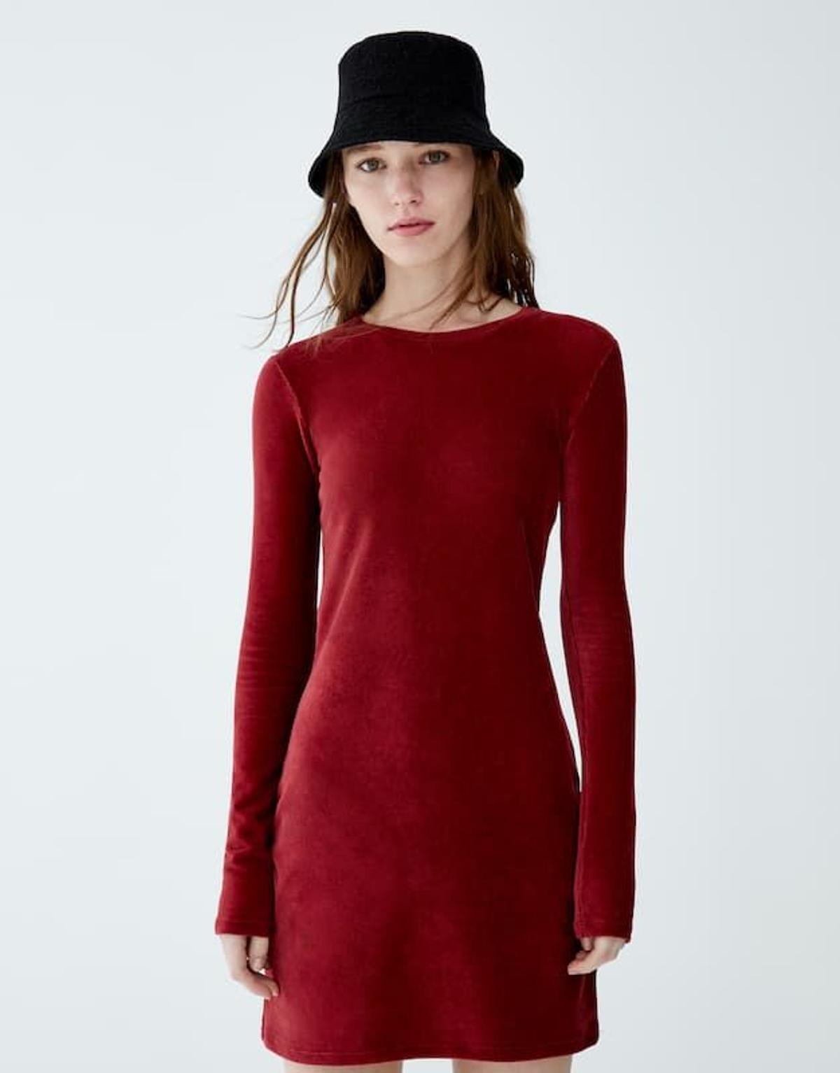 Vestido ajustado con cuello perkins de Bershka (Precio: 9,09 euros)