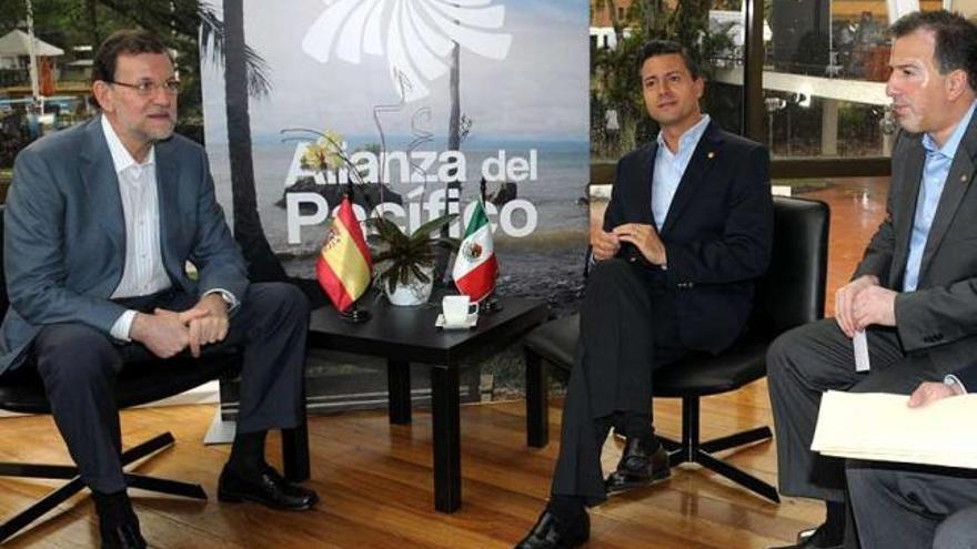 Mariano Rajoy saluda al presidente de México, Enrique Peña Nieto (c.), ayer, en Cali (Colombia). // Efe