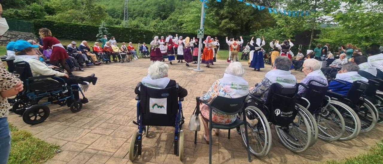 Actos en el aniversario de la residencia del Montepío en Felechosa, el pasado mes de mayo. | M. M. A.