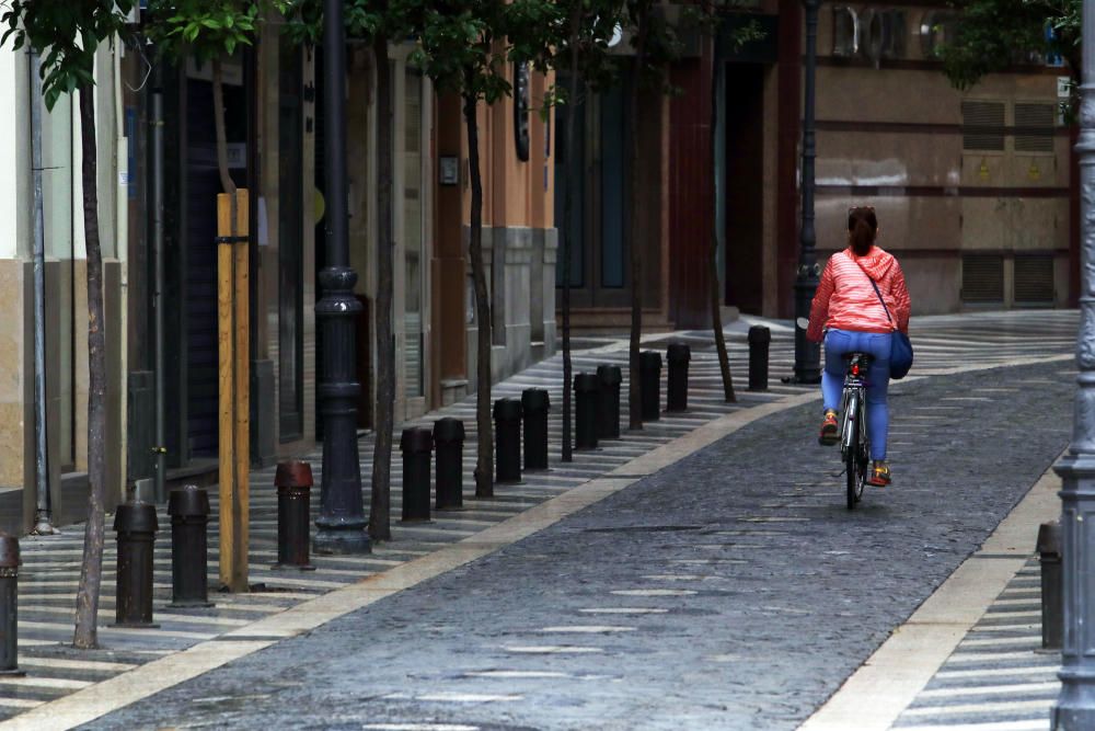 Imágenes del ambiente de este viernes, 15 de mayo, en el Centro de Málaga, el entorno de la plaza de toros de La Malagueta y las calles del Perchel, donde los ciudadanos ya esperan que sea el último viernes de la ciudad en la fase 0 de la desescalada.