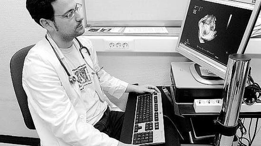 Antonio Sánchez Andrés, ayer, en el edificio Materno Infantil del Hospital Central de Asturias.