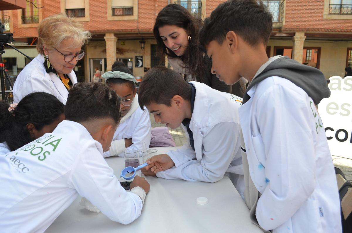 Taller de ciencia realizada por la AECC de Benavente.