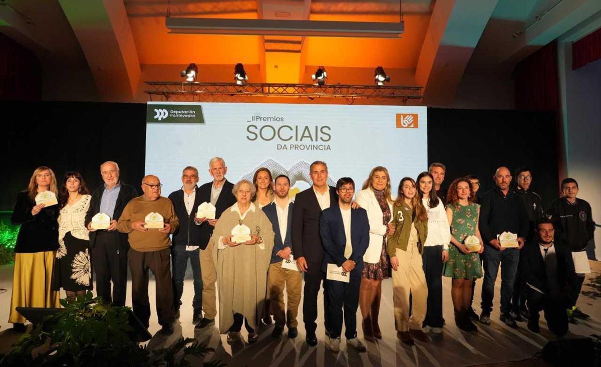 Foto de familia de los premiados anoche por la Diputación de Pontevedra. | FDV