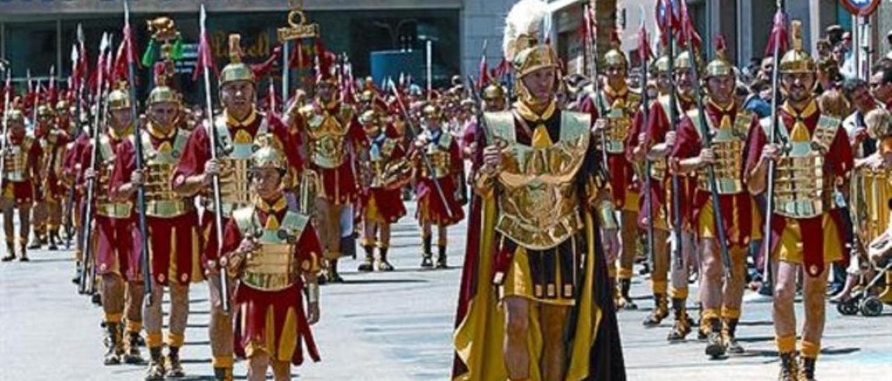 Desfile de romanos junto al Museu de Badalona, en una edición anterior de la fiesta.