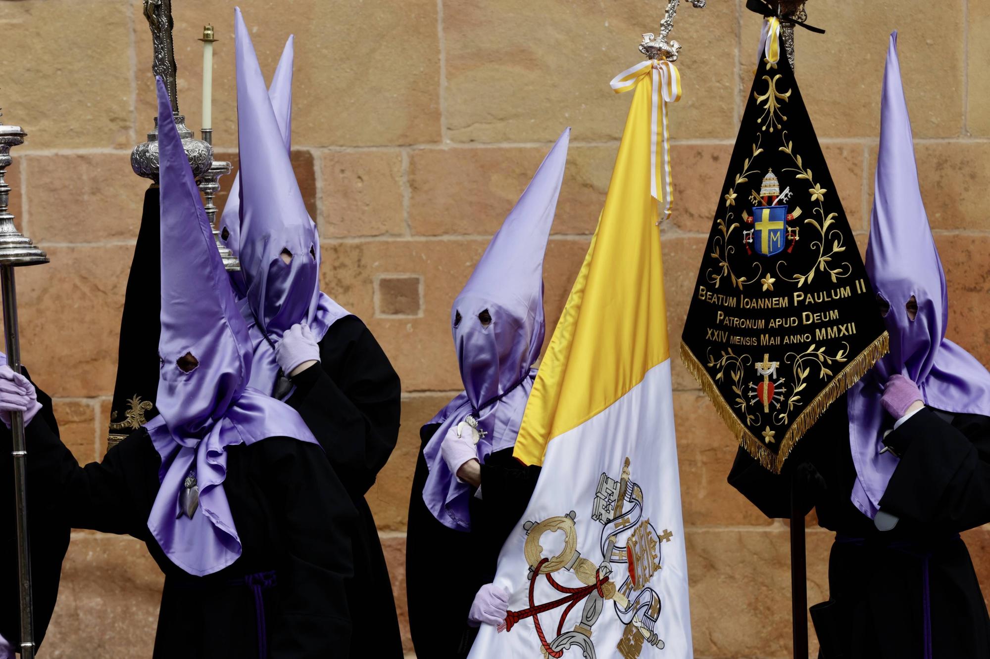 Procesión de la Dolorosa, el Sábado Santo, en el casco antiguo de Oviedo.