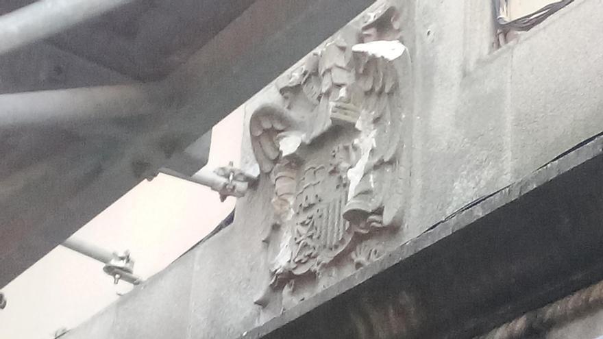 Destrozan a martillazos un escudo franquista en pleno centro de Pontevedra