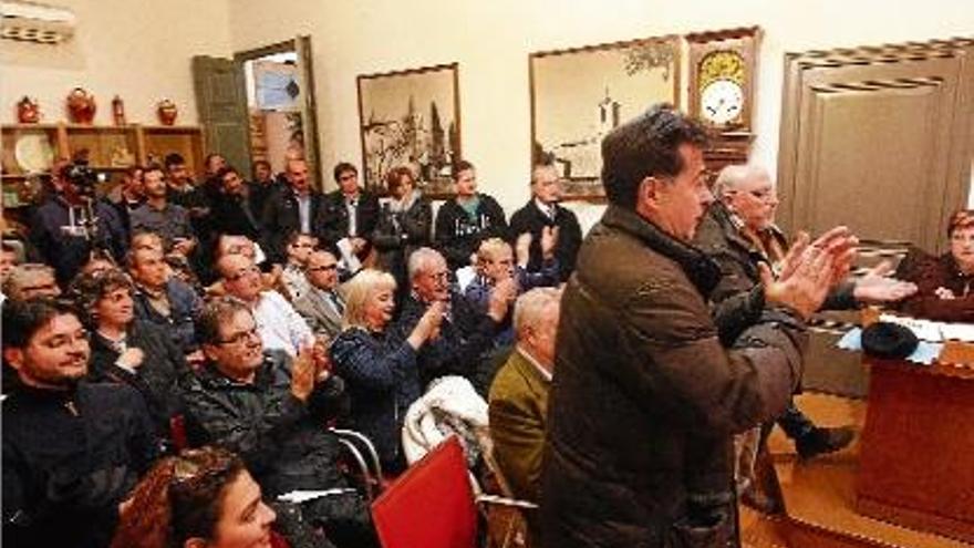 Els veïns que van assistir al ple de la dissolució de l&#039;Entitat de Conservació de Montfullà.