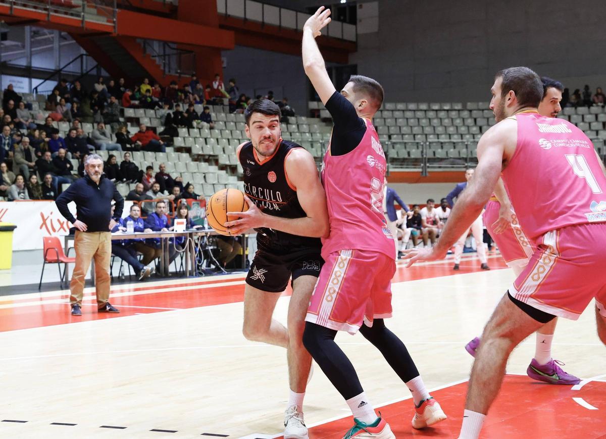 Javi Menéndez, en un ataque del Círculo contra el Caja87.