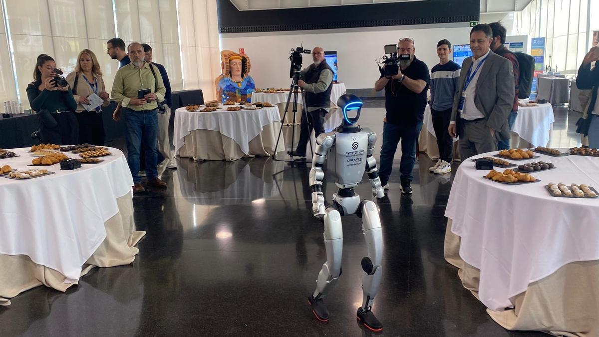 El robot asistencial que causa furor en el congreso de enfermería e inteligencia artificial de Elche