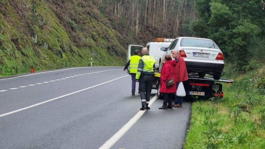 La grúa retirando el vehículo siniestrado de la vía.