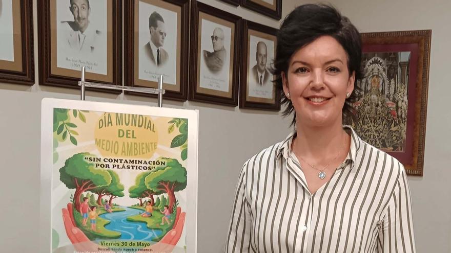 La concejala egabrense María José Romero junto al cartel anunciador de las actividades.