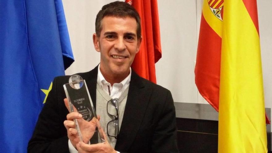 El formador Diego Jiménez, con su premio de la Escuela de Coaching