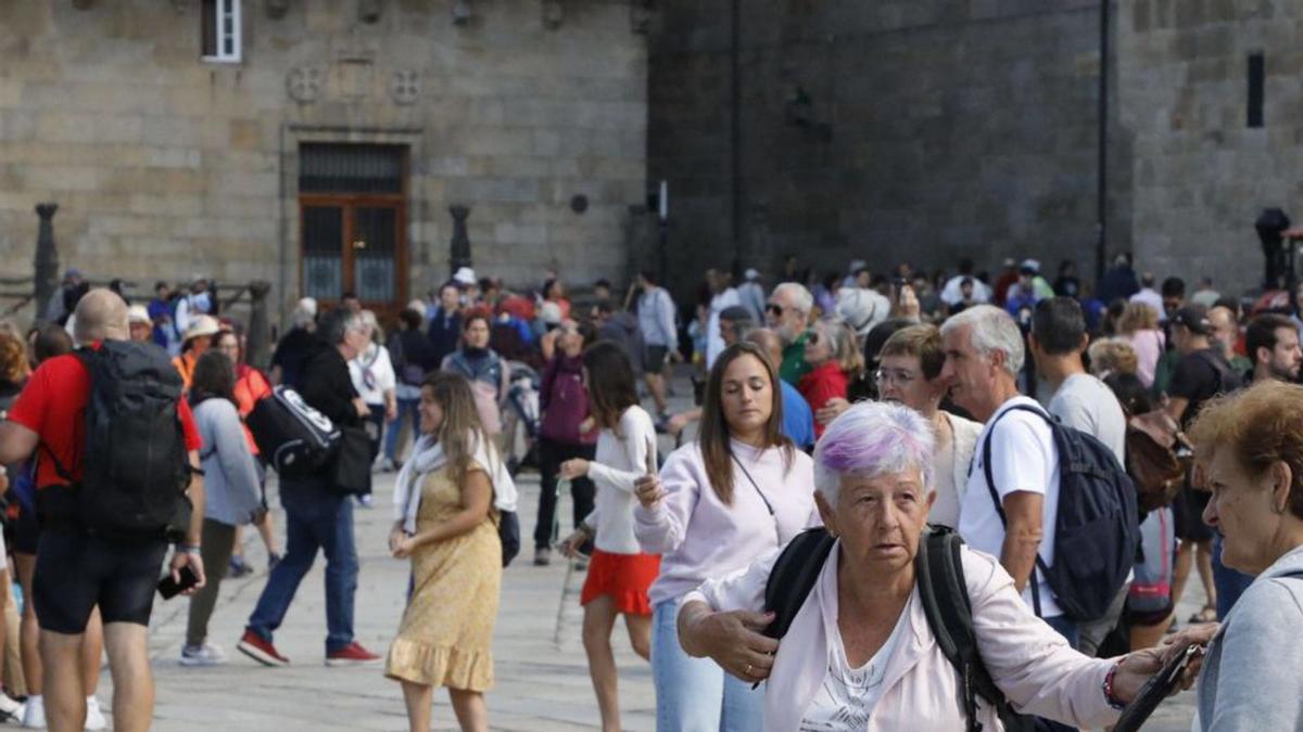 Peregrinos y turistas en la praza do Obradoiro
