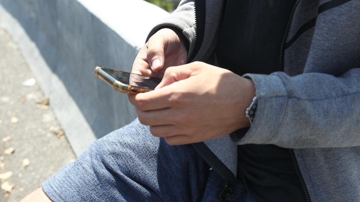 Una persona manipula un móvil, donde según la última legislación no se pueden recibir ya llamadas comerciales.