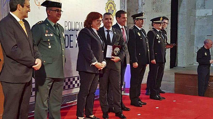 La delegada del Gobierno, Gloria Calero, entrega el premio al subdelegado González Cachorro.