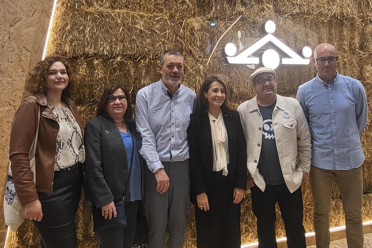 Raquel Sánchez, terceira pola dereita, con directivos de CMAT.