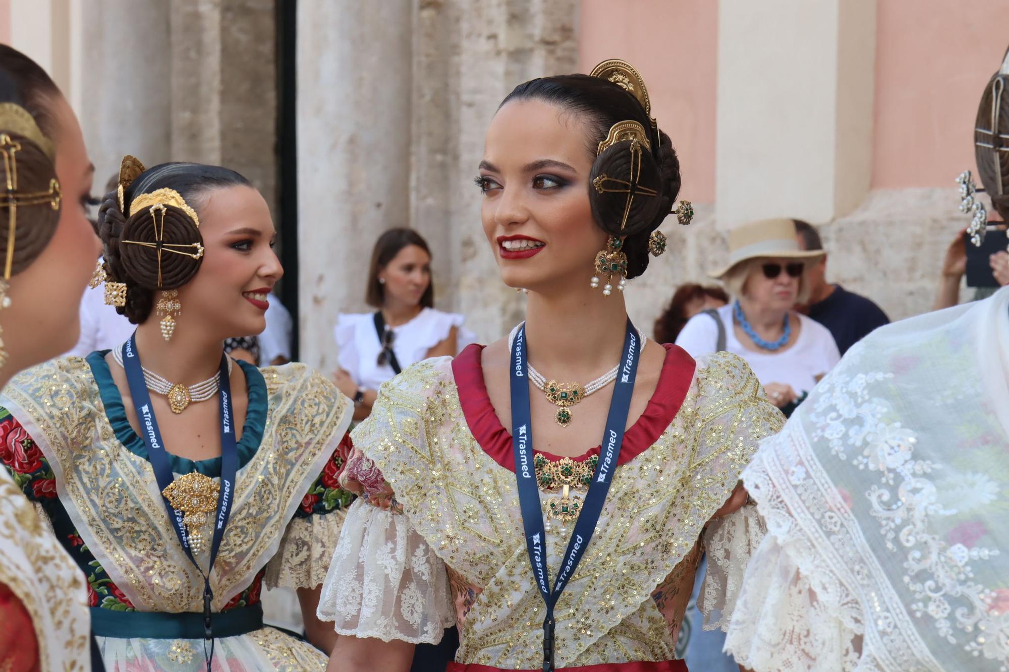 Baño de multitudes de las candidatas a Fallera Mayor de València 2025