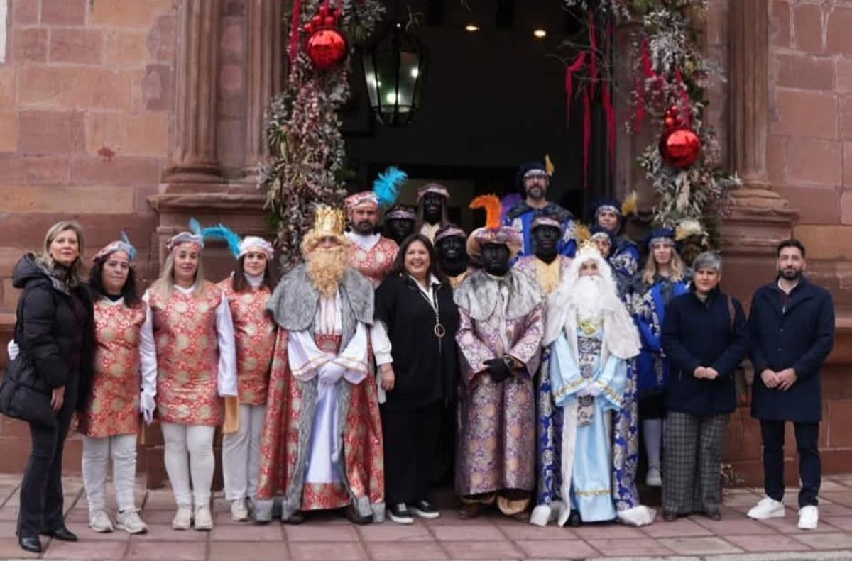 Los Reyes Magos en la recepción del Ayuntamiento de Montoro.