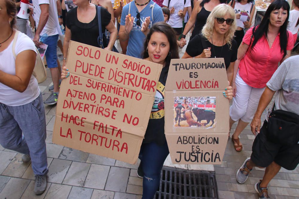 Centenares de personas se unen en Málaga contra la tauromaquia