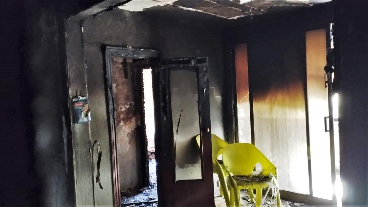 Interior de un piso quemado en la calle Córdoba de Badalona, en el barrio de Sant Roc.