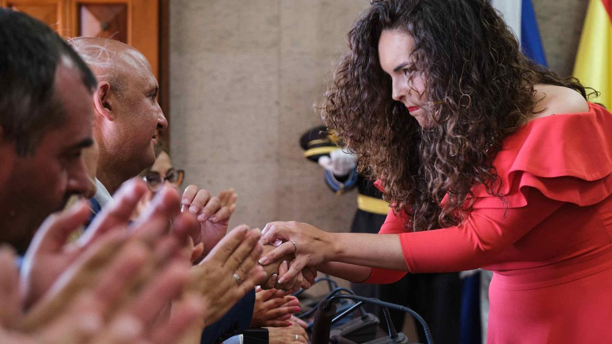 Jennifer Miranda saluda a José Domingo Regalado en el pleno celebrado el 17 de junio de 2023