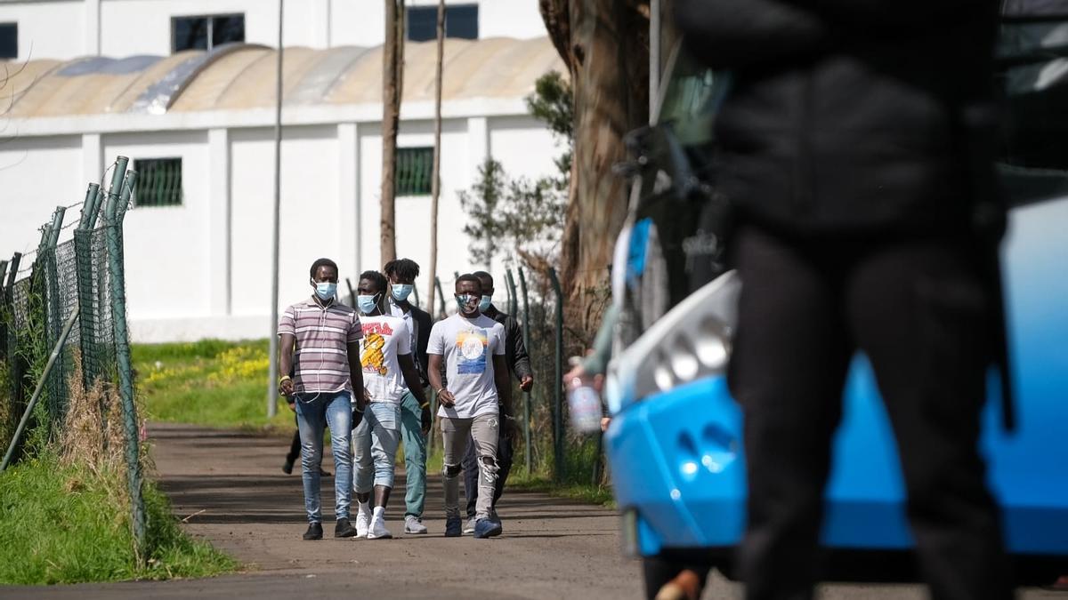 Llega el primer centenar de migrantes al acuartelamiento de Las Canteras