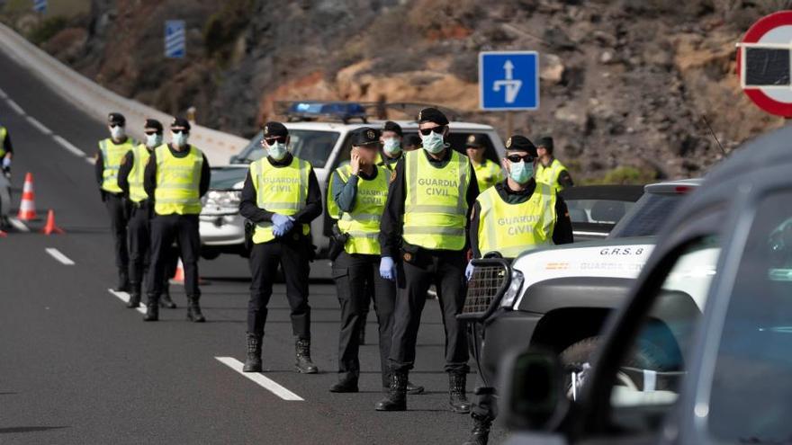 Un control de tráfico de la Guardia Civil en Tenerife.