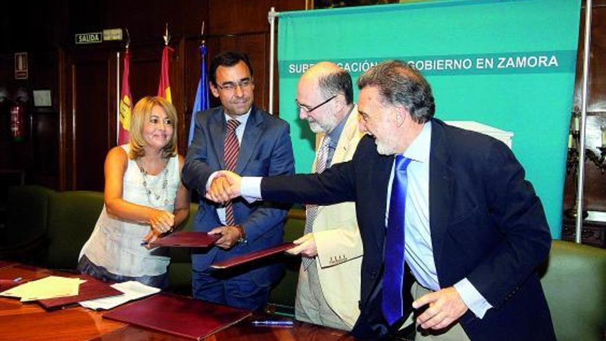 Desde la izquierda, Pilar de la Higuera, Fernando Martínez Maíllo, Jesús Casas y Miguel Alejo se dan la mano tras la firma.