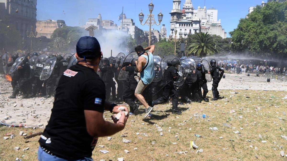 Choques entre policía y manifestantes contra el recorte de las pensiones en Buenos Aires