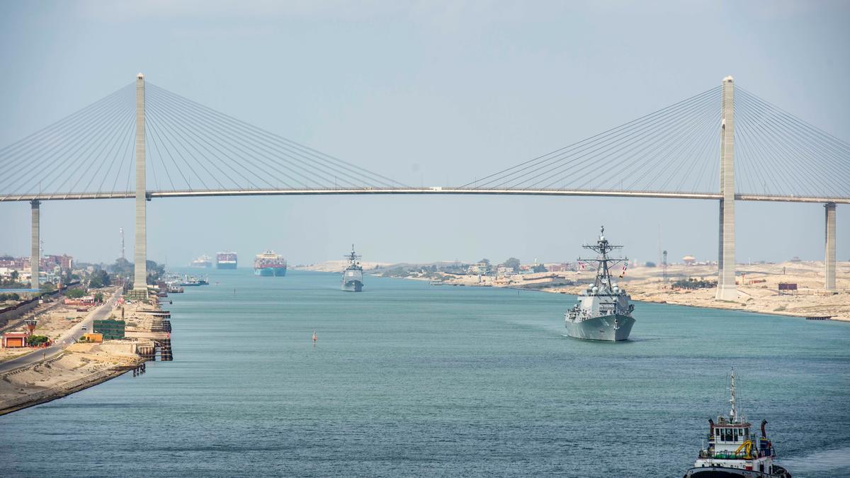 Cruzan el Canal de Suez los últimos barcos atascados por el 'Ever Given'