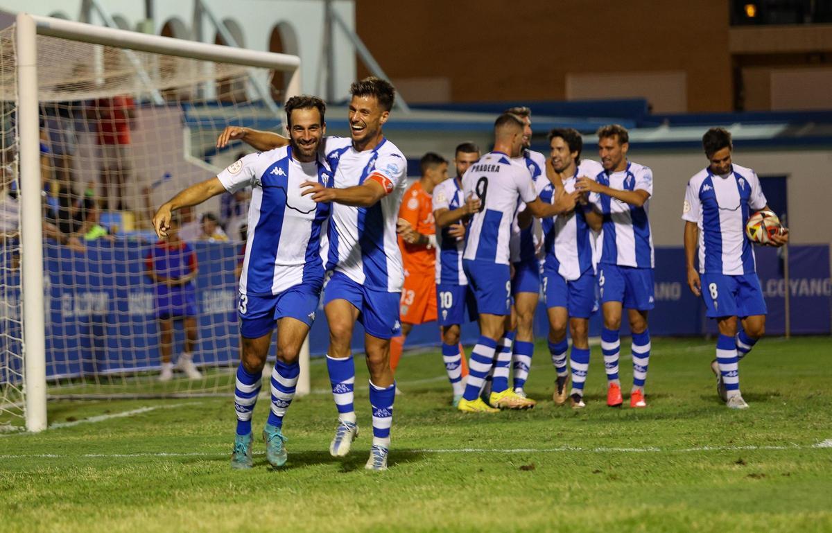 Edu Campabadal y Pablo Carbonell celebran un gol con el Alcoyano en El Collao