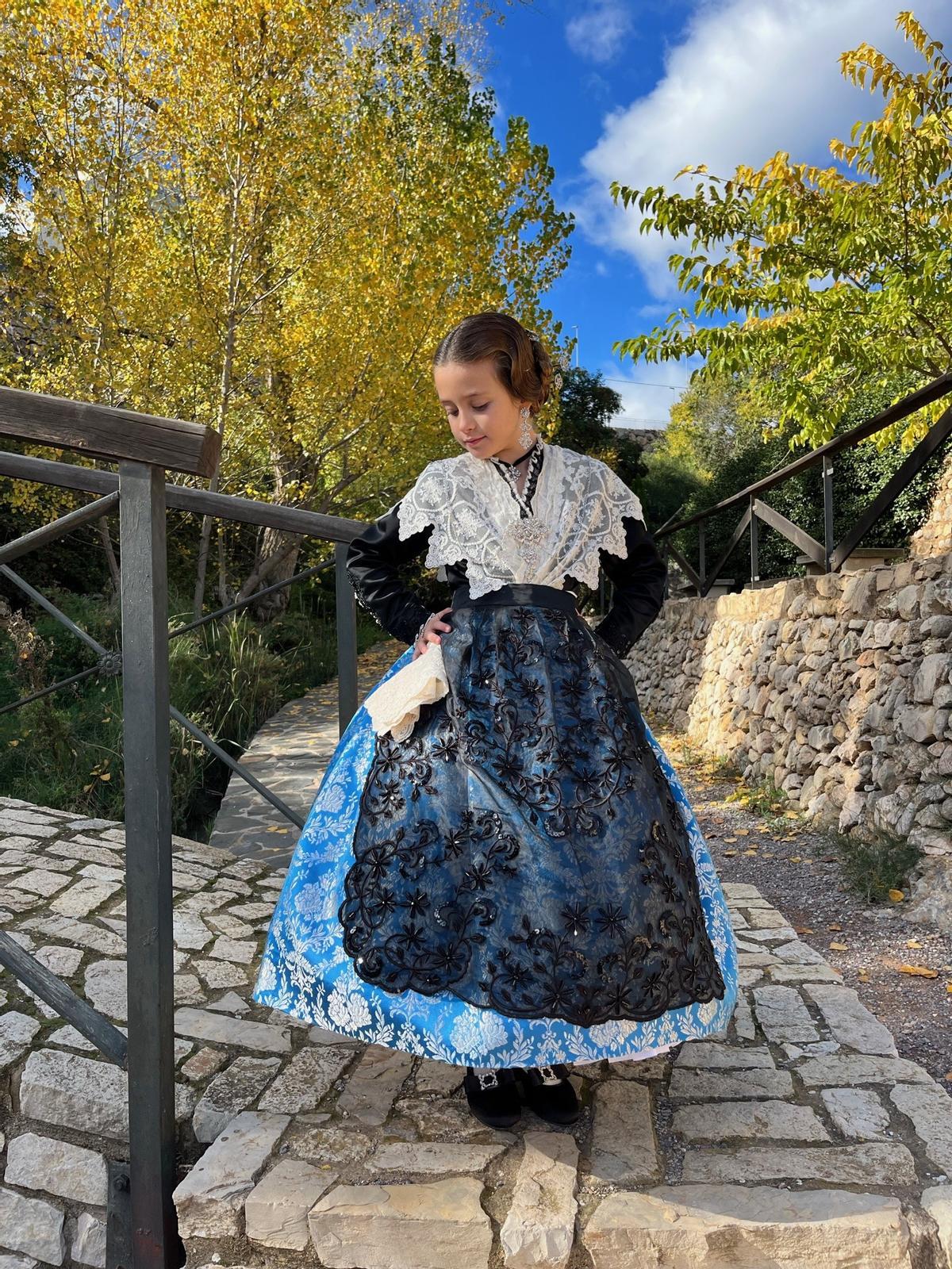 La reina infantil 2027 posando vestida de castellonera.