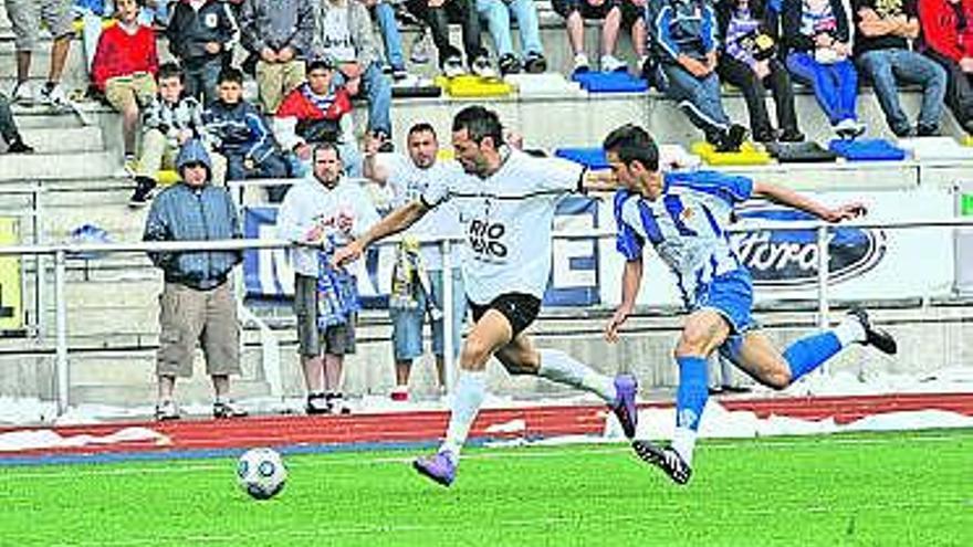 El caudalista Peláez avanza por la banda perseguido por un jugador murciano.