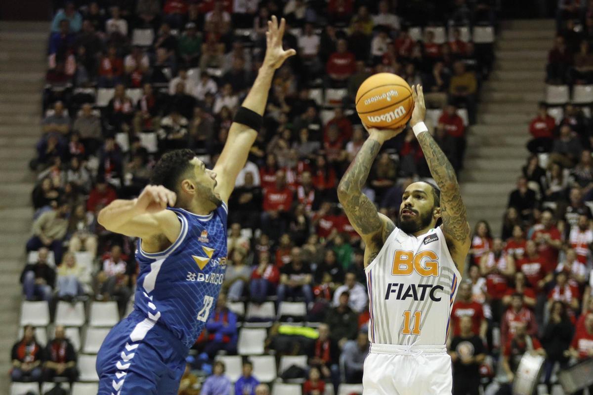 Livingston llança de tres durant el partit contra el San Pablo Burgos