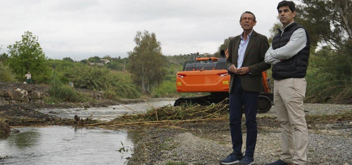 Fernando Fernández y Francisco Santos supervisan las obras en Coín.