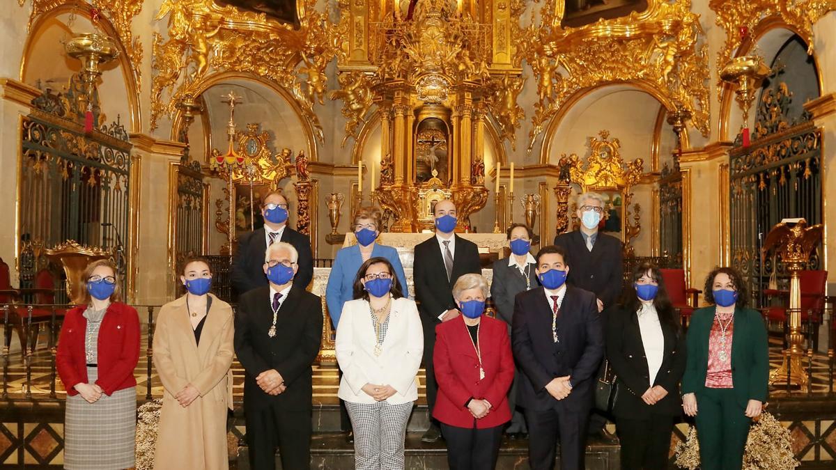 Miembros de la Junta de Gobierno en la apertura oficial de la capilla de la Soledad.