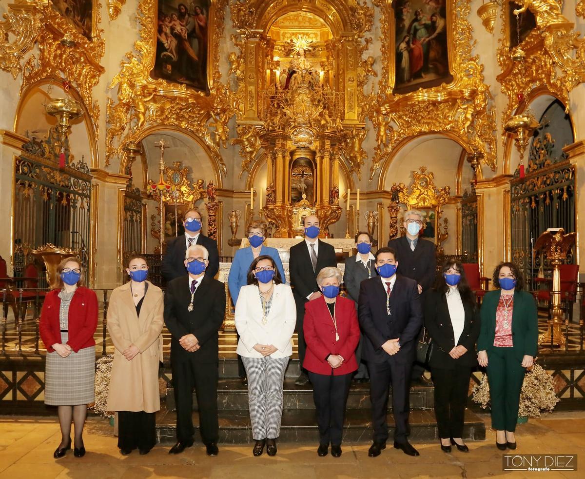Miembros de la Junta de Gobierno en la apertura oficial de la capilla de la Soledad.