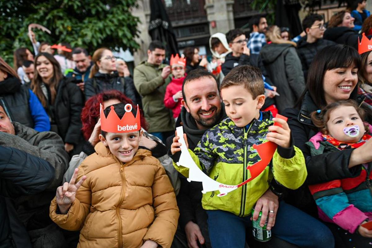 Miles de niños esperan la llegada de los Reyes Magos