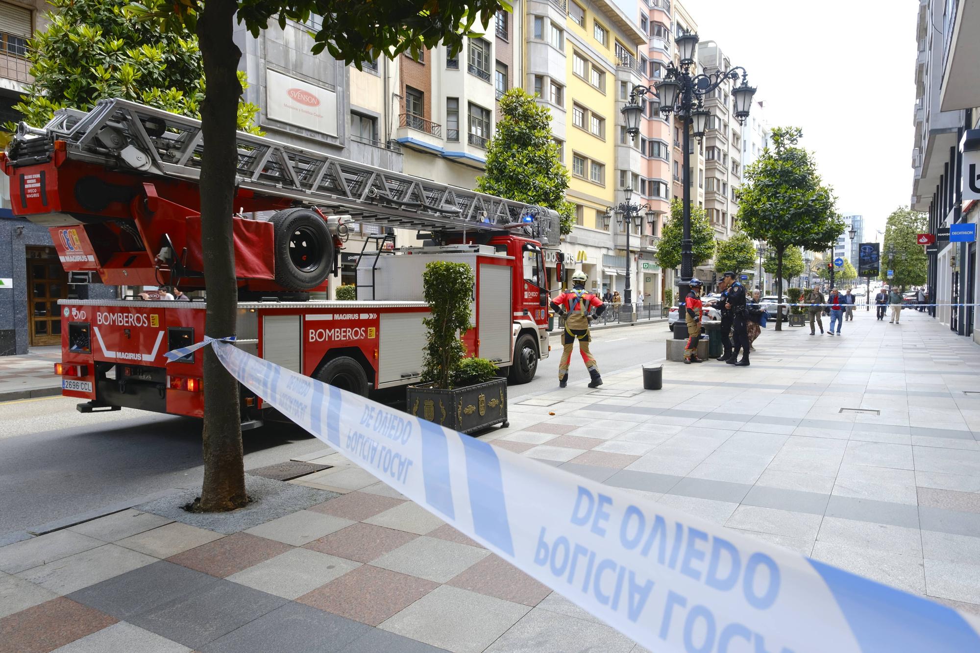 Alarme en la calle Uría de Oviedo por la caída de cascotes en plena vía pública