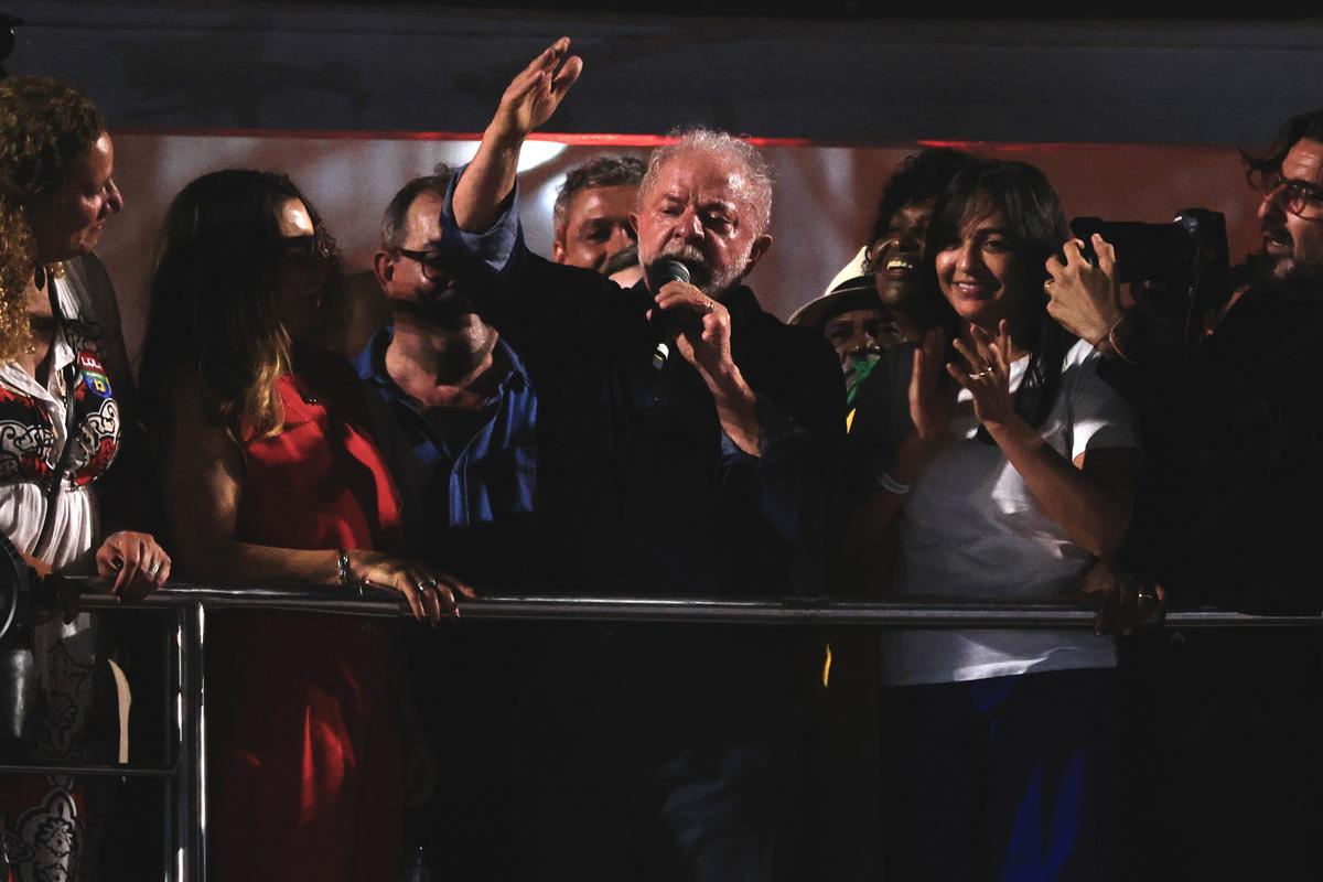 AME9781. SAO PAULO (BRASIL), 30/10/2022.- Luiz Inácio Lula da Silva pronuncia hoy un discurso a sus simpatizantes tras ganar la segunda ronda de las elecciones presidenciales, en la Avenida Paulista en Sao Paulo (Brasil). El exmandatario Luiz Inácio Lula da Silva ganó este domingo la segunda vuelta de las elecciones presidenciales en Brasil con un 50,83 % frente al 49,17 % que obtuvo el actual gobernante, Jair Bolsonaro, con el 98,81 % de las urnas escrutadas. EFE/ Ettore Chiereguini