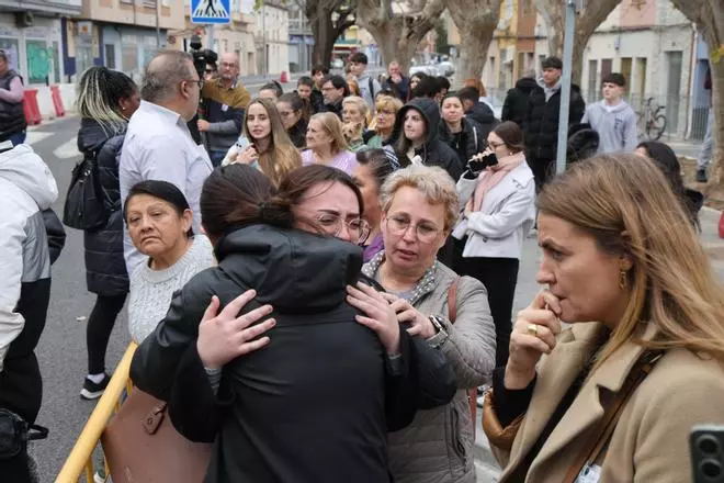 Gritos y mucha tensión al pasar el vehículo con el detenido por delante de la casa del niño asesinado en Sueca
