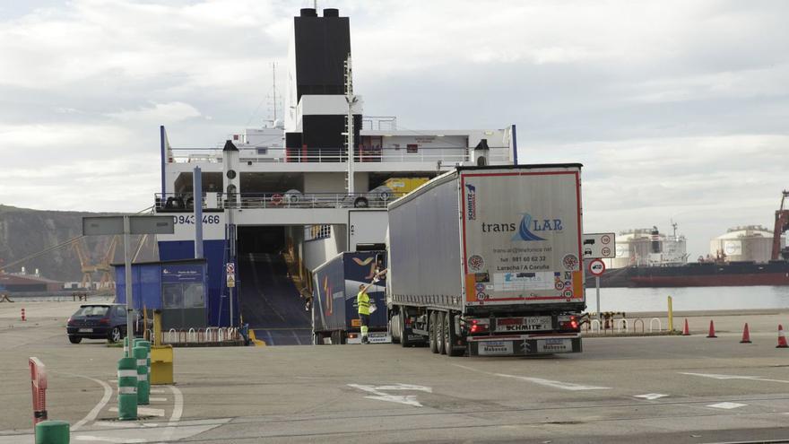 Camiones accediendo al barco de la autopista del mar en 2014. |  Ángel González