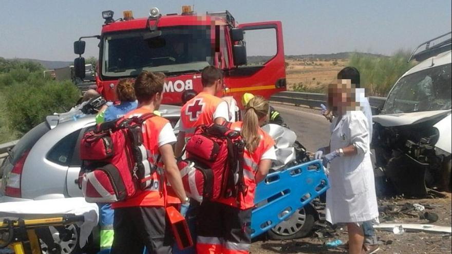 Muere una mujer de 73 años en una colisión frontal de dos vehículos, con tres heridos