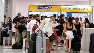 Pasajeros con un vuelo cancelado a Alemania hacen cola para ser recolocados por Ryanair.