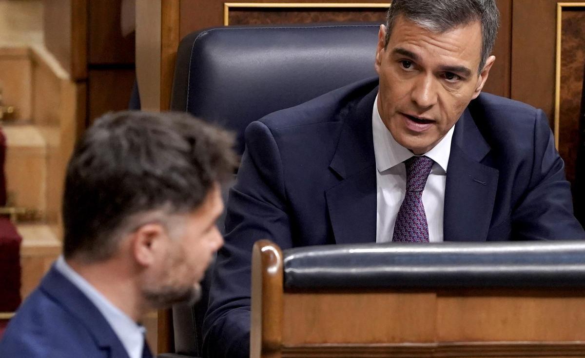 Gabriel Rufián y Pedro Sánchez, este miércoles en el Congreso.