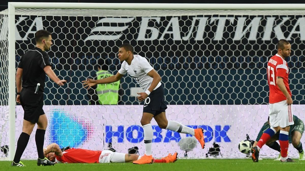 Mbappé celebra uno de los goles a Rusia.