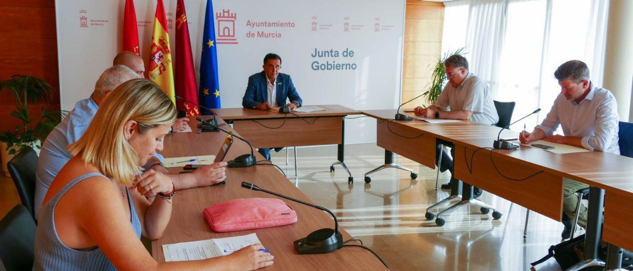 Reunión ayer de la Junta de Gobierno del Ayuntamiento, presidida por José Antonio Serrano | L.O.